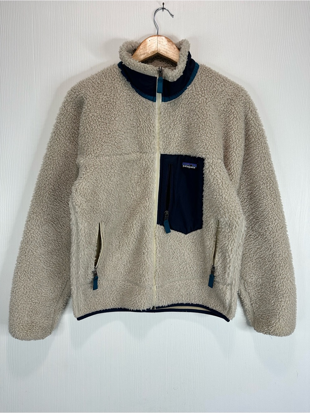 Patagonia Deep Pile Beige Sherpa Fleece Jacket with Navy Pocket
